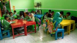 PEMBERIAN MAKAN TAMBAHAN DI SEKOLAH SECARA RUTIN DI DESA GIRITIRTO