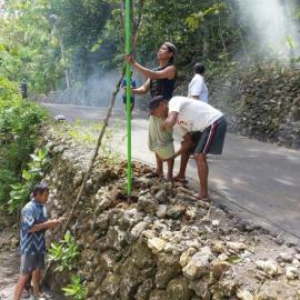 Warga Padukuhan Nglegok Kerja Bakti Pasang Tiang Lampu Penerangan 