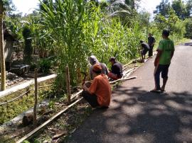 Warga Nglegok Gotong Royong Buat Pagar 