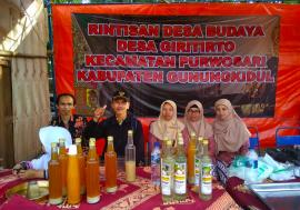 Bapak Kepala Desa Kunjungi Stand Desa Giritirto di Alun-Alun