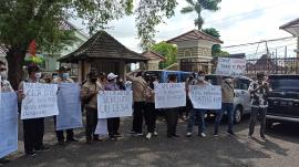 Tuntut Kejelasan Status,Staf Kalurahan se-Gunungkidul Sampaikan Aspirasi Di Gedung DPRD Kabupaten